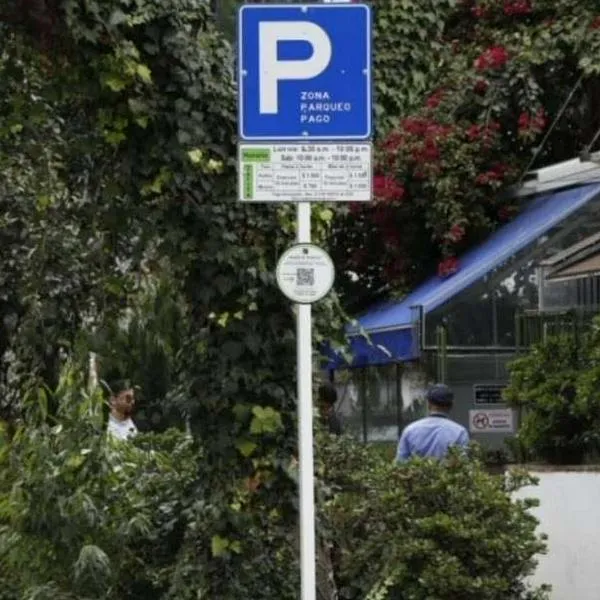 Foto de señal de ZPP, en nota de cómo funcionan zonas azules de parqueo en Bogotá: pasos para hacerlo en la calle.
