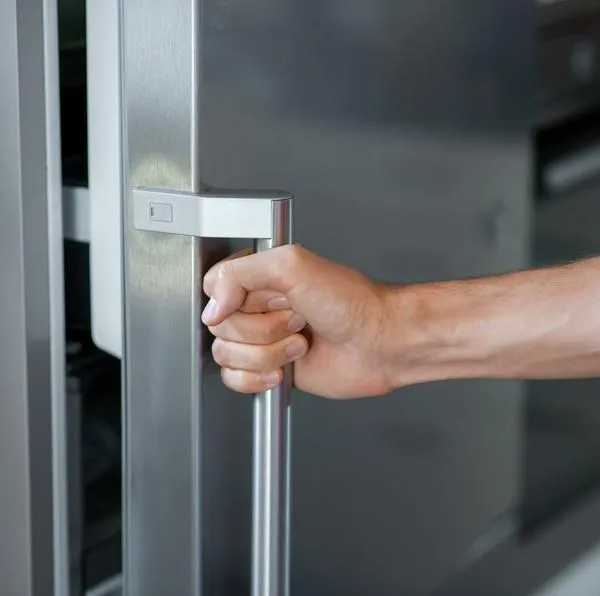 ¿Por qué la puerta de mi refrigerador no cierra?
