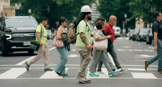 Foto de personas en cebra, en nota sobre cuáles son las multas para peatones en Colombia 