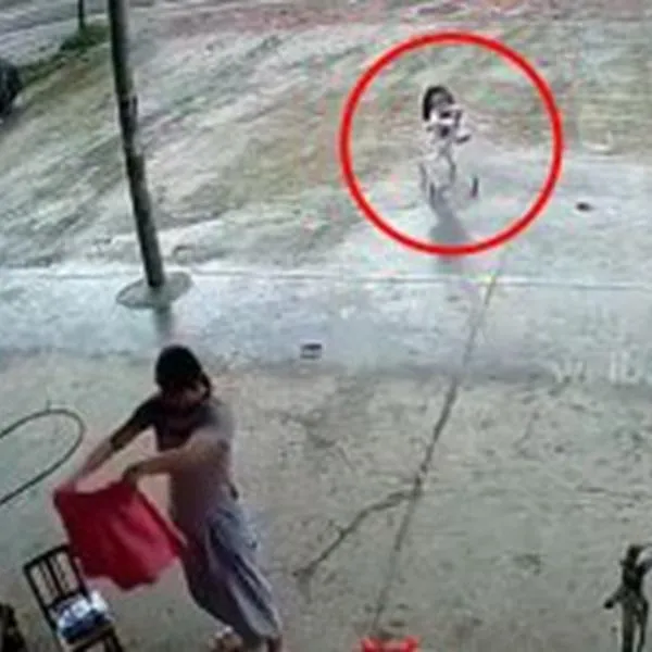 Video: madre se descuidó y su bebé terminó en medio de la calle; no le pasó nada