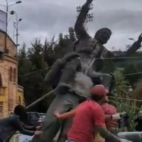 Tumban estatua de César Rincón. 