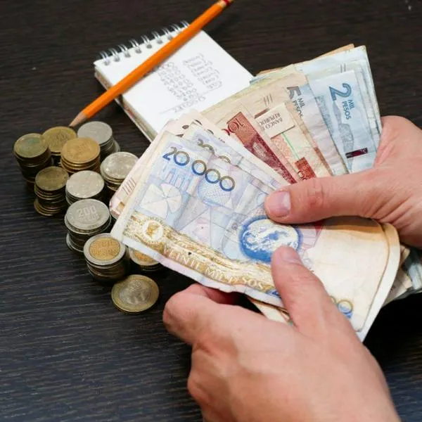 Foto de dinero colombiano, en nota sobre qué es más caro entre Colombia y Perú 