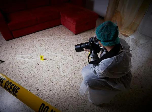 Investigan muerte de mujer en Soledad: su pareja sacó su cuerpo a la terraza envuelto en sábanas