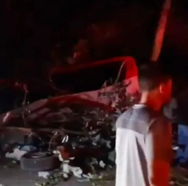 Accidente entre ambulancia, una moto y un bus deja 4 muertos y 13 heridos