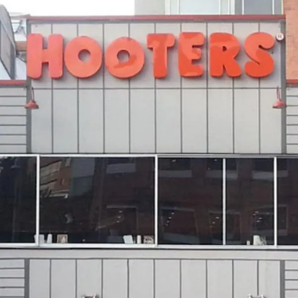 Hooters cerró 40 locales y despidió a cientos de personas en EE. UU. por crisis