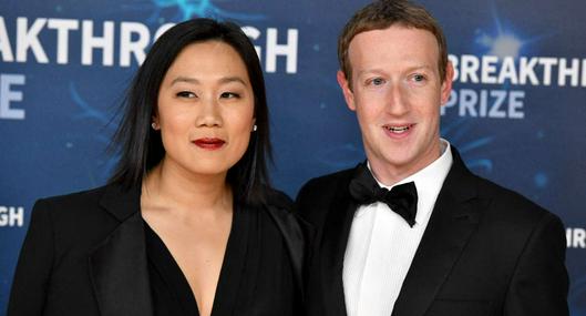 Foto de Mark Zuckerberg y su esposa, en nota de quiénes son las parejas de dueños de Facebook, Amazon, Microsoft y más