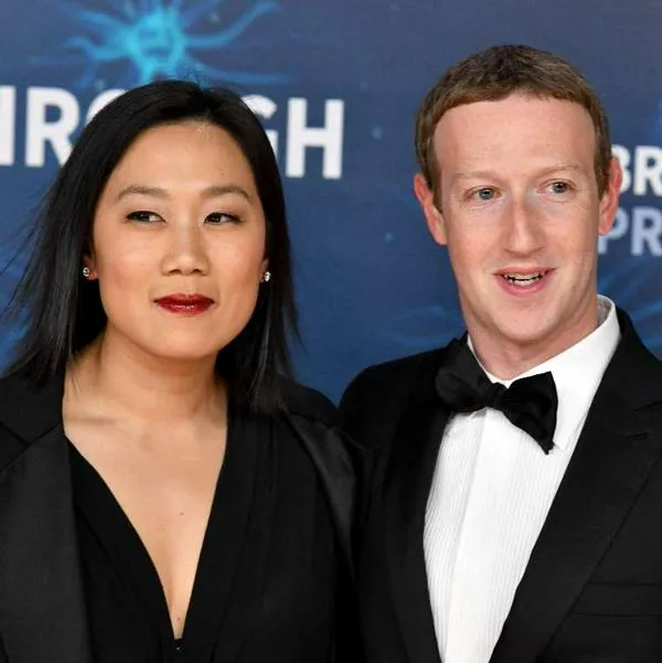 Foto de Mark Zuckerberg y su esposa, en nota de quiénes son las parejas de dueños de Facebook, Amazon, Microsoft y más