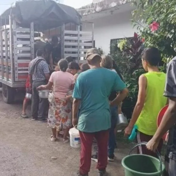 ¡Qué buen gesto! Ganadero en lugar de botar la leche que no le compraron, la regaló 