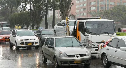Foto de carros en vía bogotana, en nota sobre cuál es la velocidad máxima permitida en Bogotá 
