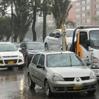 Foto de carros en vía bogotana, en nota sobre cuál es la velocidad máxima permitida en Bogotá 