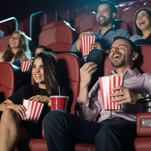 Foto de personas viendo película, en nota de cuánto vale una entrada de cine en Bogotá y en Medellín 