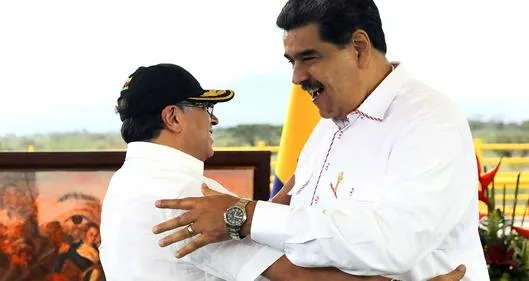 Gustavo Petro, que rechaza dictaduras y le enrostran lazos con Nicolás Maduro
