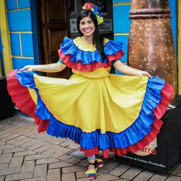 Foto de mujer colombiana, en nota de cuáles son los gentilicios de departamentos y sus capitales. 