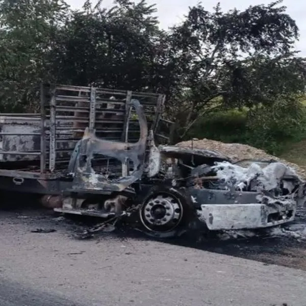 Hombres armados quemaron vehículo de carga en el Huila