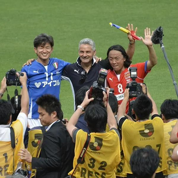 Kazuyoshi Miura, en nota sobre que tiene nueve equipo