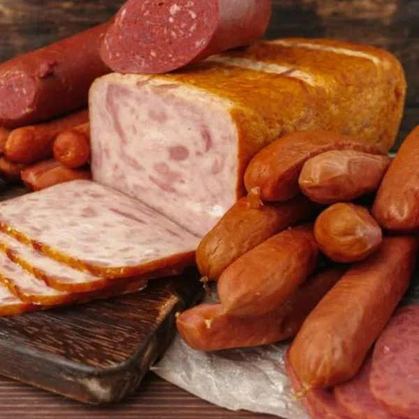 ¿Qué pasa si me como el plástico del chorizo? Expertos responden 