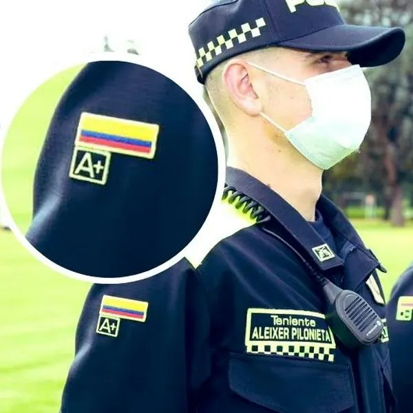 Foto de agentes, en nota de que en uniforme de Policía, qué significan letras junto a símbolo de + o - en los lados