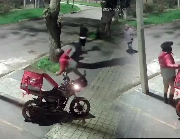 Domiciliario sacó un machete del morral y ahuyentó a dos ladrones: a uno lo ajustició