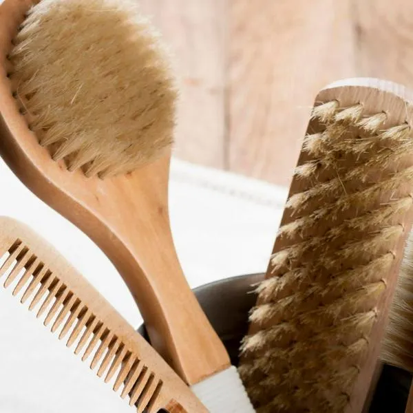 Cómo se limpian los cepillos para el pelo, truco para quitarle la pelusa.