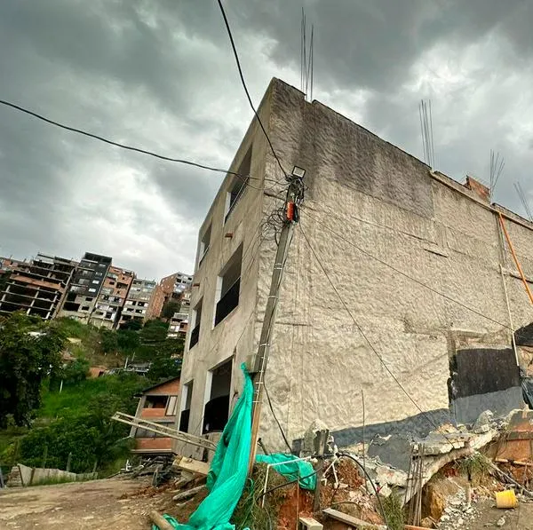 EN FOTOS: Tras ser evacuado, edificio de 4 pisos colapsó en Altavista
