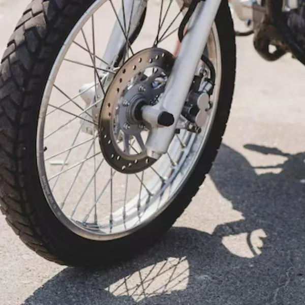 Motociclista perdió casi todo su rostro luego de derrapar en un túnel, en Caracas