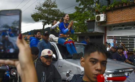 A un mes de la presidencial en Venezuela, rosarios y cacareos