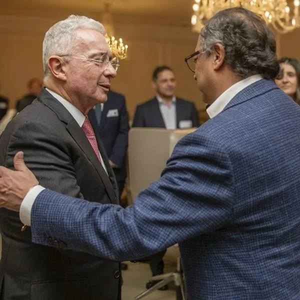 Álvaro Uribe ganaría a Gustavo Petro en reelección, según encuesta