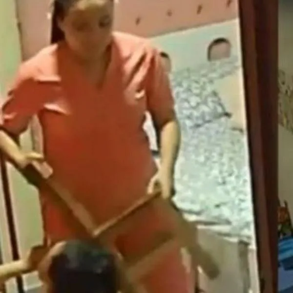 Menor con discapacidad era golpeada por su terapeuta: hasta le puso una silla en la cabeza 