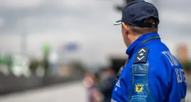 Agente de tránsito negó giro prohibido a hombre con supuesta emergencia y causó polémica