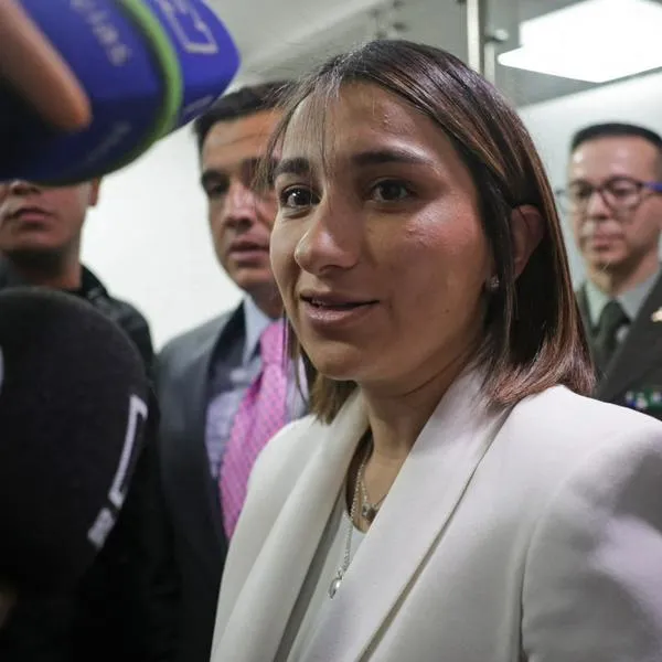 Laura Sarabia fue hospitalizada en Bogotá y Gustavo Petro dice que alcanzó a llegar a UCI.