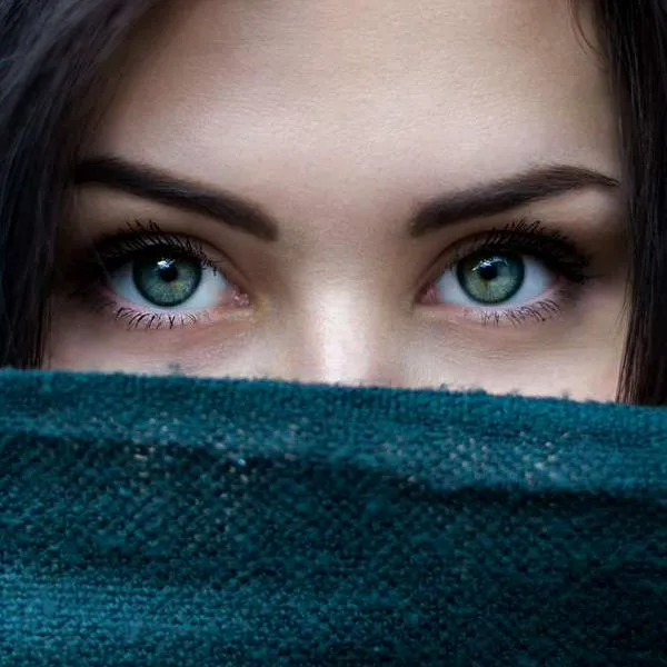 Foto de mujer con ojos claros, en nota de cómo se hereda el color de los ojos a los hijos: así funciona la genética humana