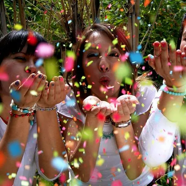 Foto de mujeres celebrando, en nota de por qué se celebran fiestas de San Juan y San Pedro en Colombia, con programación