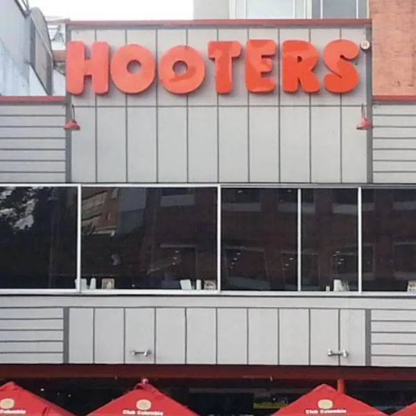 A 'tiktoker' la rechazaron en Hooters por tener perfil en red para adultos