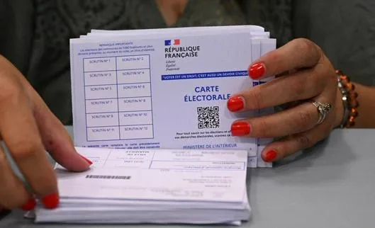 Los franceses comienzan a votar en legislativas anticipadas
