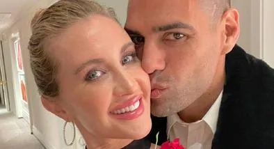 Foto de Falcao García y Lorelei Tarón, en nota de que el Tigre mostró cómo celebró con su esposa, antes de llegar a Millonarios