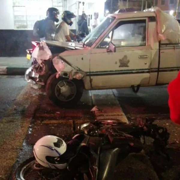 Fuerte accidente en Bogotá: motociclista chocó con una camioneta y salió volando