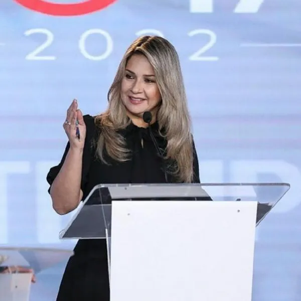 Vicky Dávila da luces de discurso político. 