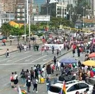 Caos de tránsito en Bogotá por lluvias y marchas; hubo cierre en estaciones de Transmilenio