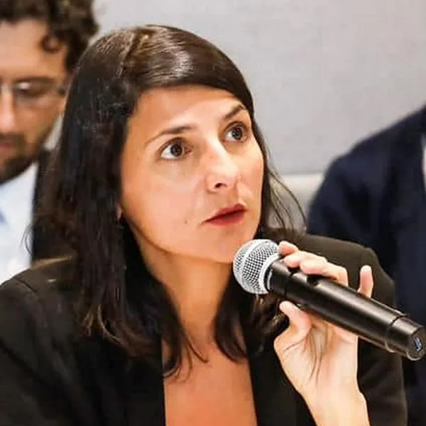 Irene Vélez aclara polémica con periodistas. 