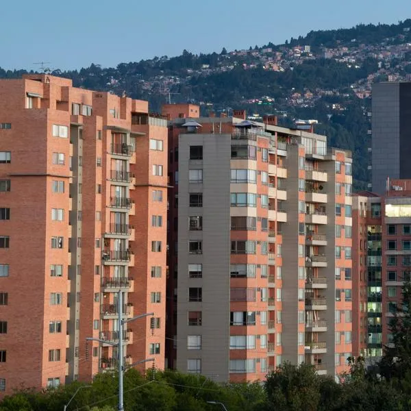 Foto de apartamentos, en nota sobre cómo valorizar vivienda en Colombia sin mucha inversión con domótica: así ayuda