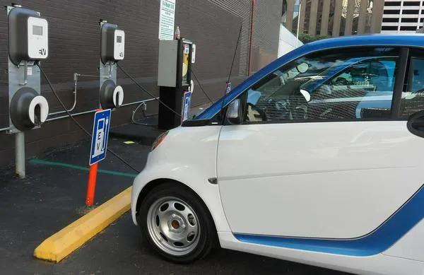 A junio, crecen ventas de vehículos híbridos y eléctricos en Colombia, mientras caen las de combustión