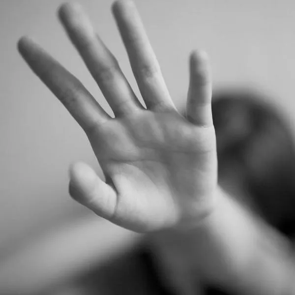Hombre atacó con cuchillo a su hijo de 4 años en Bogotá y lo hirió en el cuello