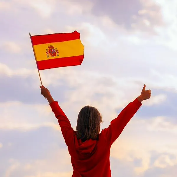 Mujer con bandera de España, en nota sobre cómo pedir asilo en ese país