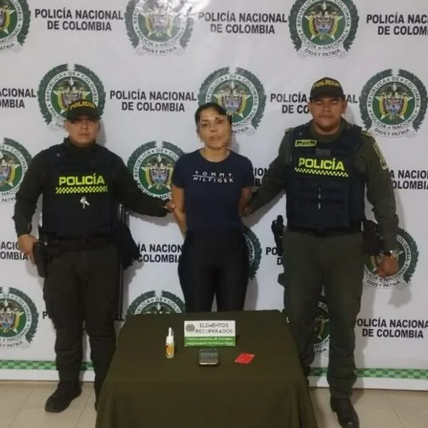 En Valledupar, una mujer fue atrapada con un tarro de silicona líquida y una tarjeta débito robada: los usaba para robar en cajeros de BBVA.