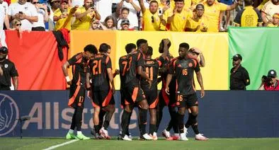 Colombia y su uniforme negro. 
