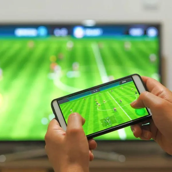 Foto de persona viendo televisión, en nota de qué consume más energía entre una nevera o televisor