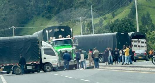 Camioneros no levantarán bloqueo en frontera colombo-ecuatoriana hasta que el gobierno los escuche