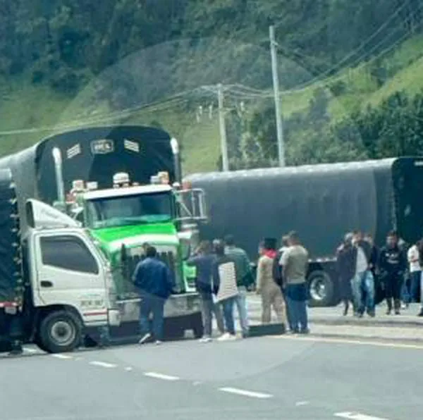 Camioneros no levantarán bloqueo en frontera colombo-ecuatoriana hasta que el gobierno los escuche