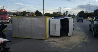 Trancón en Bogotá hoy por camión que se volcó.