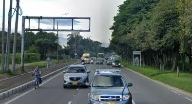 Dos jóvenes advirtieron a conductores que transitan por la Autopista Norte de Bogotá sobre los pinchallantas que están presentes en dicha vía.